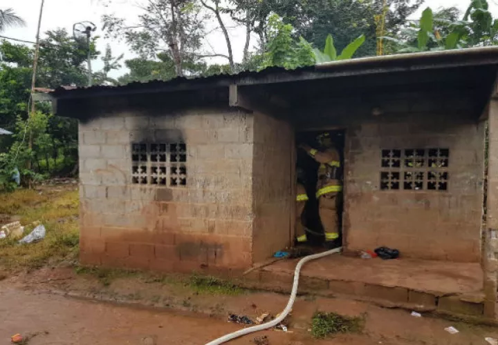 Familia se salvó pero casi pierde todo en el incendio. Foto: Víctor Rodríguez