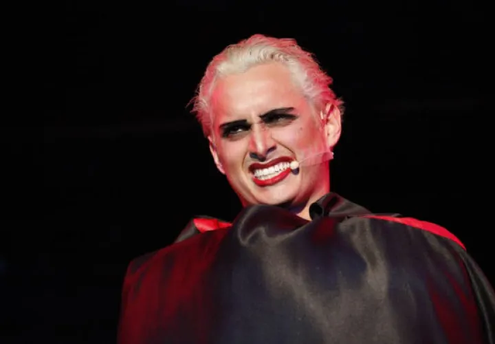 Duego De Obaldía como Dr. Frank.