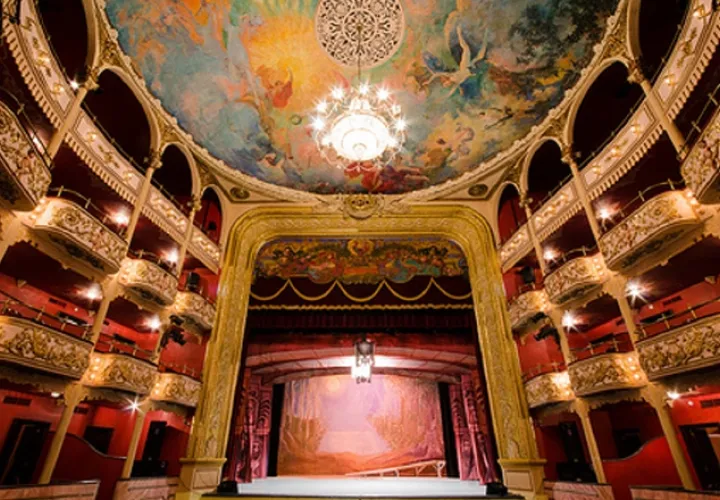 El Teatro Nacional, fundado en 1907, ha estado cerrado desde hace varios años y se ha comenzado a trabajar en su restauración tras un estudio realizado por la UTP. Archivo