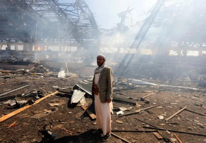Un yemení camina por una zona afectada por un ataque aéreo. /Foto EFE