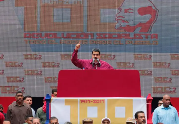 El presidente Nicolás Maduro festejando en Caracas, el centenario de la Revolución Bolchevique. /Foto EFE 