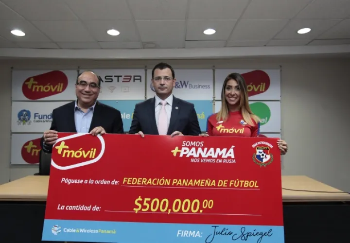Eduardo Vaccaro,  de la Fepafut (izq.), recibe de Julio Spiegel de Cables & Wireless (cent.) el cheque simbólico de 500 mil dólares. /Foto Anayansi Gamez