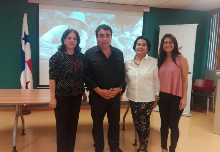 Hernán Araúz y directivas de la Biblioteca Nacional. Cortesía.