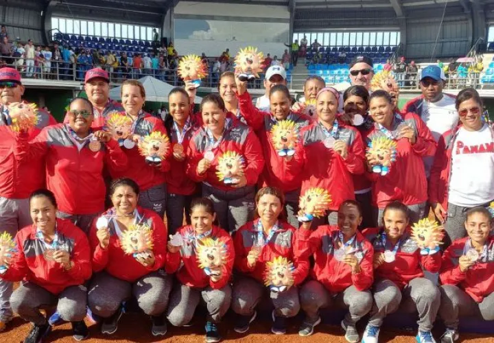 El ténico de Panamá, Lawson Yearwood, vaticinó que en el futuro las jugadoras  serán fuertes contendientes a  ganar citas importantes. /Foto Cortesía/Pandeportes