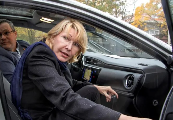 La exfiscal de Venezuela, Luisa Ortega Díaz, se sube a un vehículo después de pasar por la CPI . /Foto EFE