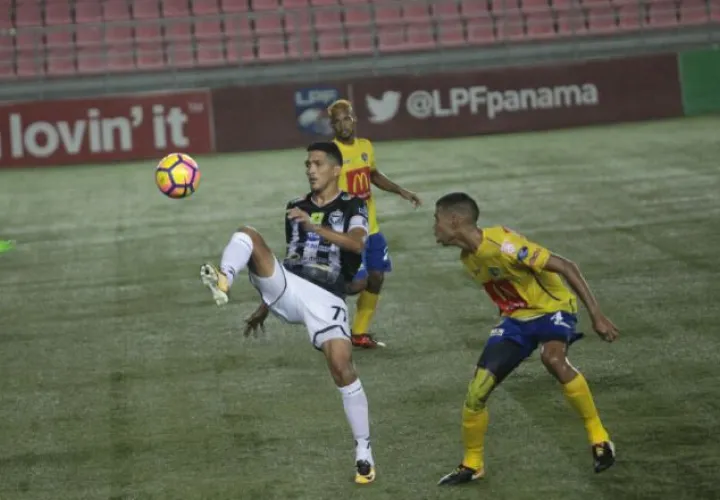 Edwin Aguilar, jugador del Tauro, trata de controlar el balón ante la mirada de un adversario del Chorrillo FC. /Foto Anayansi Gamez