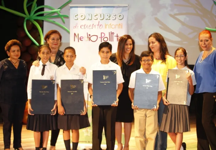 Las ganadoras de los tres primeros premios y los ganadores de las Menciones de honor junto a directivos del Inac. /Foto Josué Arosemena.