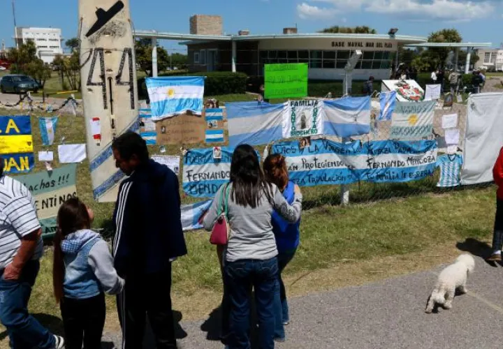 Ponen  mensajes para  tripulantes desaparecidos. /Foto EFE