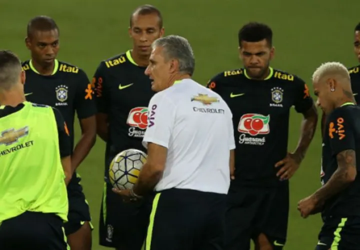 El técnico de Brasil, Tite, en los  entrenamientos del equipo suramericano. /Foto EFE