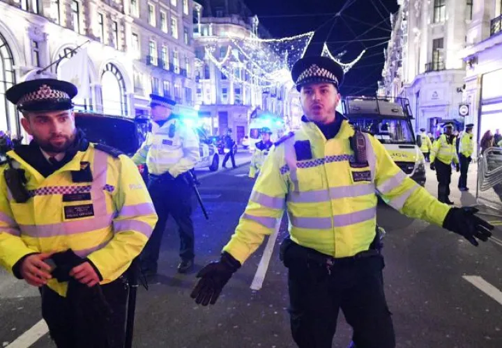 Policías tratan de apartar a los transeúntes. /Foto EFE