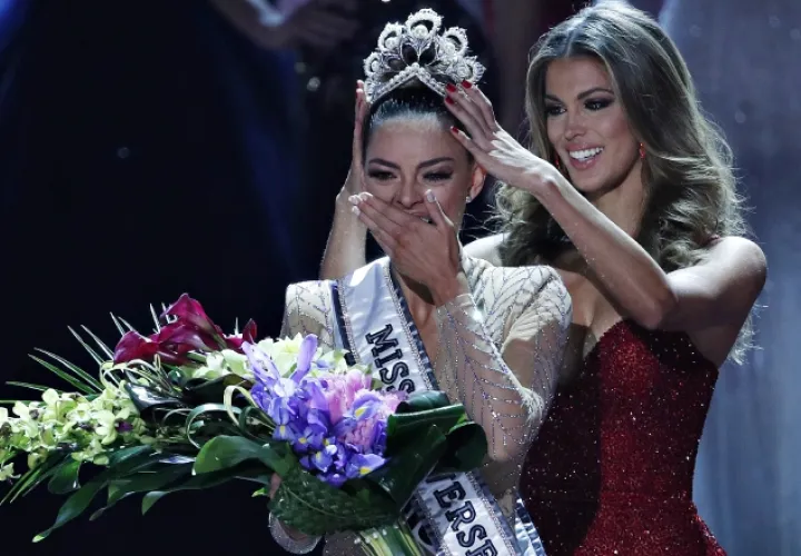 La francesa Iris Mittenaere, Miss Universo 2016, le traspasó la tiara (Mikimoto) en medio de la euforia de sus compañeras. /Foto AP