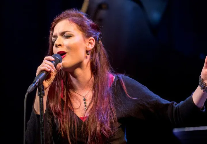 Eliana Duni, cantante de Suiza es una de las participantes en este grandioso festival. /Foto https://i0.wp.com/www.eyeshotjazz.com