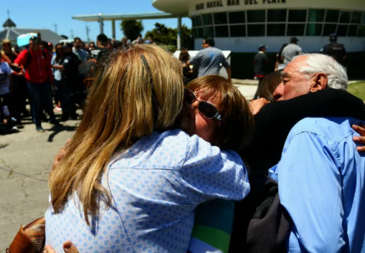 Familiares de los tripulantes. Foto: EFE 