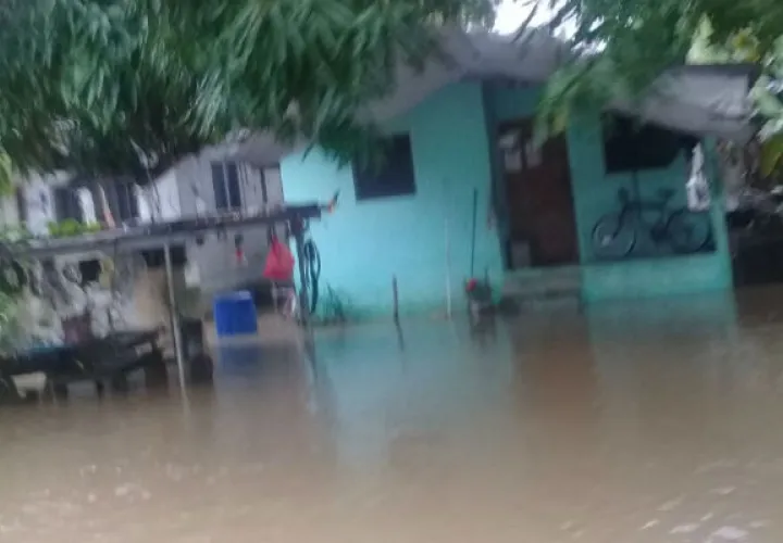 El nivel del agua en casas de Tonosí. Fotos: Zenaida Vásquez.