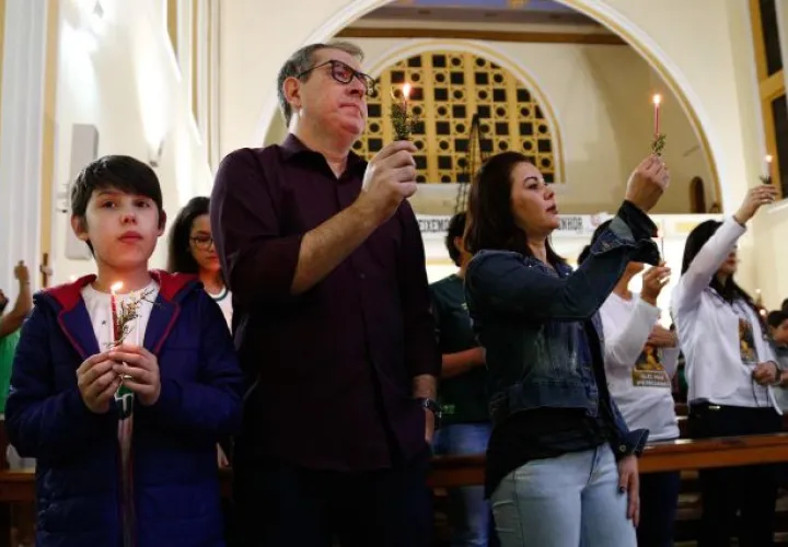 Rafael Henzel (c), sobreviviente del accidente del Chapecoense, asiste con su mujer y su hijo hoy, miércoles 29 de noviembre de 2017, a un homenaje a las víctimas de aquel accidente. Foto EFE