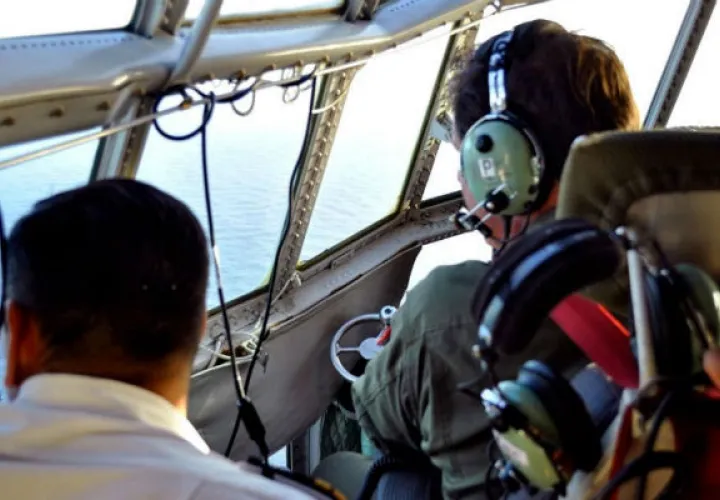 La operación de un avión en la búsqueda del submarino. Foto: EFE 