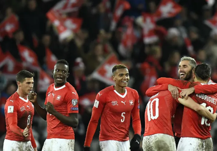 Jugadores de Suiza festejan la clasificación: Foto:AP