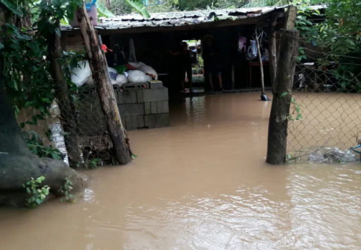Casa rodeada de agua por la crecida del río. Foto: Zenaida Vásquez.