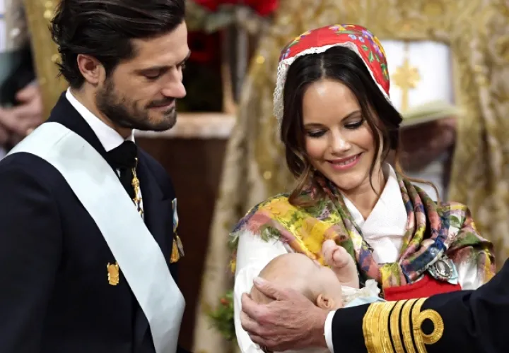 Carlos Felipe mira con mucha ternura a su hijo durante el bautizo. /Foto EFE