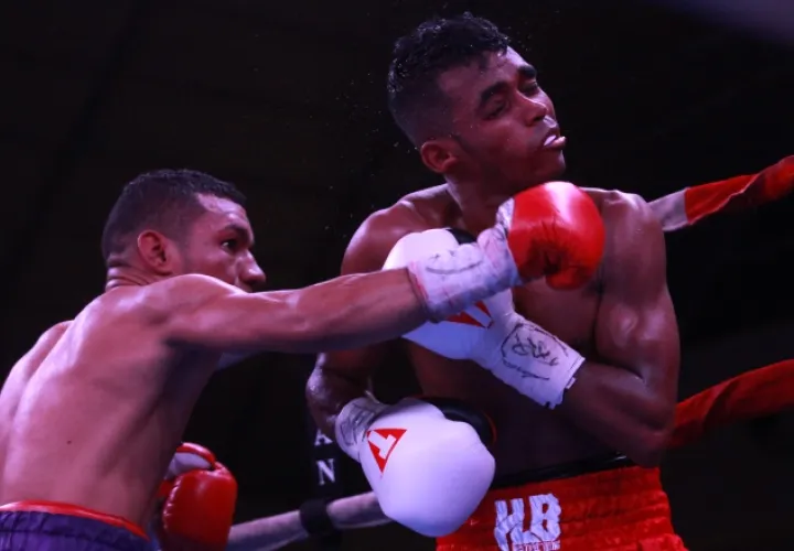 Carlos "La Arañita" Ortega castiga a Herrera. /Foto Anayansi Gamez