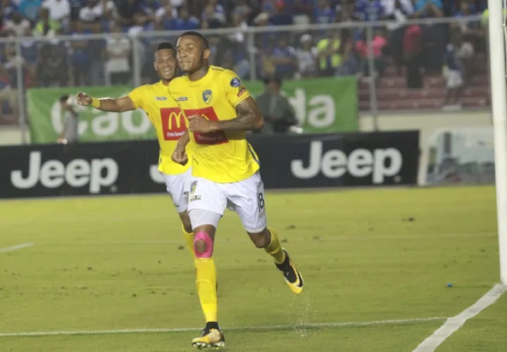 La dupla de Alfredo Stephens y Rolando Blackburn dio buenos frutos a Chorrillo FC. Anayansi Gamez