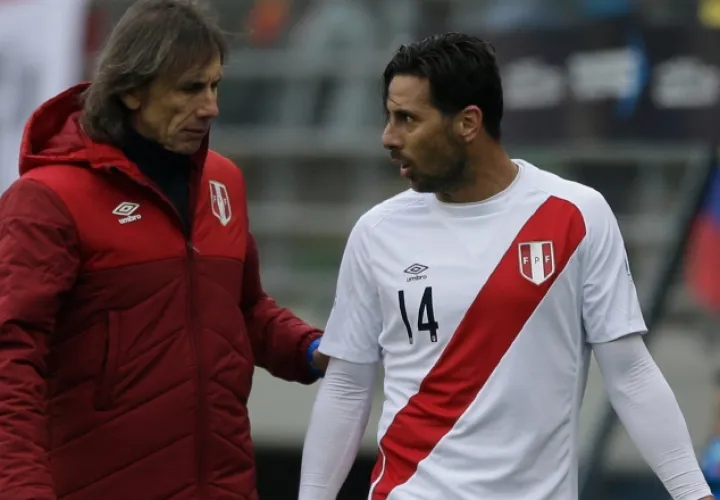 El delantero peruano Claudio Pizarro habla con el técnico argentino Ricardo Gareca. /Foto AP