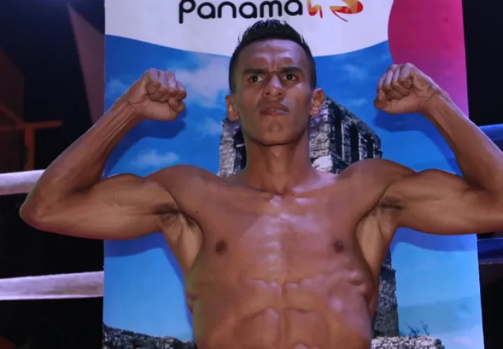 "La Roca" durante el pesaje. /Foto Anayansi Gamez