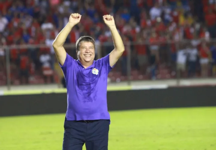 Hernán Darío "El Bolillo" Gómez hizo historia al clasificar su tercer país en una fase final a un mundial. /Foto Anayansi Gamez