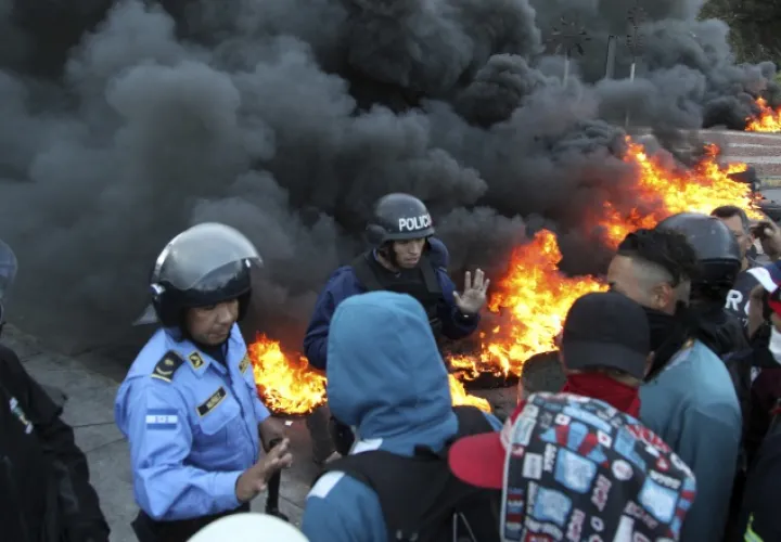 Policía trata de mediar para restablecer el tránsito, pero los manifestantes insisten en mantener los bloqueos de protesta. EFE
