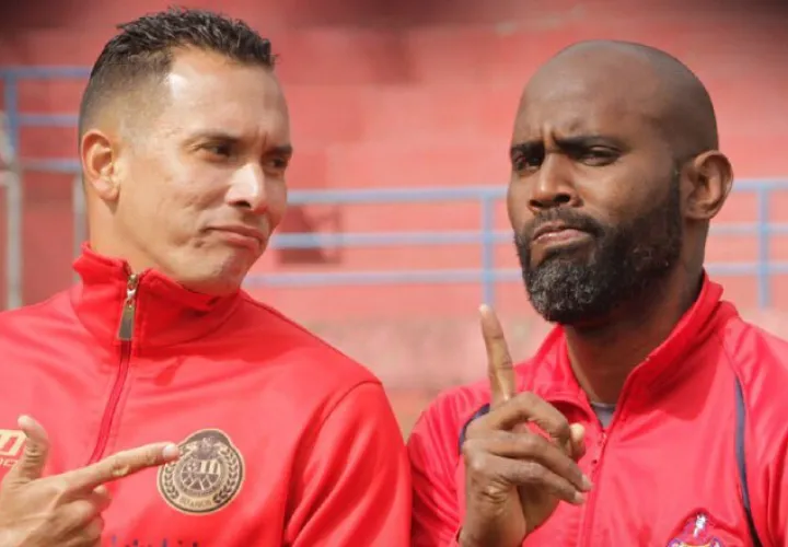 Blas Pérez (izq.) y Felipe Baloy  esperan consagrarse en Guatemala. /Foto Tomada/@Rojos_Municipal
