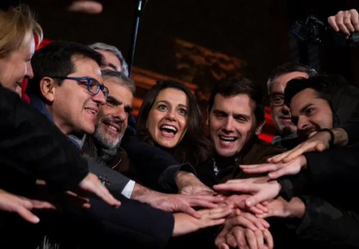 El grupo Ciudadanos en el acto final de campaña en España. /Foto EFE