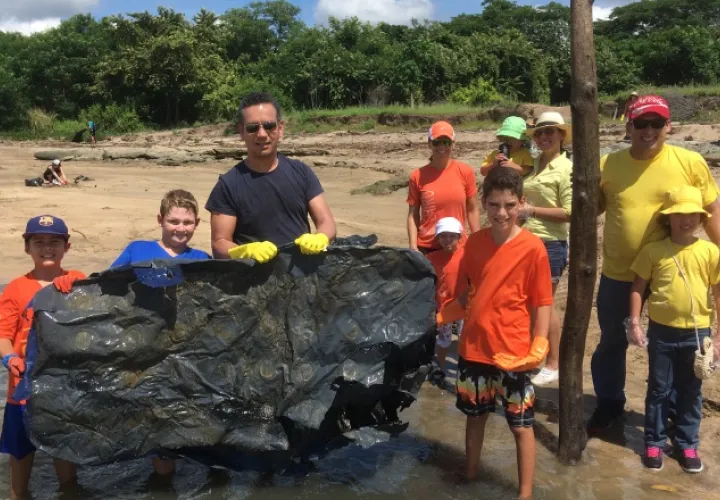 En la jornada de limpieza de playa Veracruz en octubre.