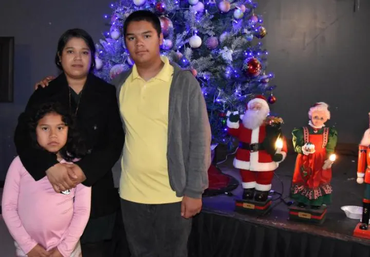 La salvadoreña beneficiaria del TPS, Verónica Lagunas, y sus hijos, Alexandre y Lydia. EFE