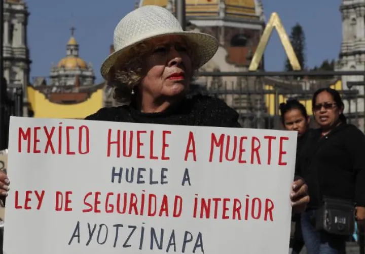 Ciudadanos que han perdido un familiar exigen respuestas. EFE