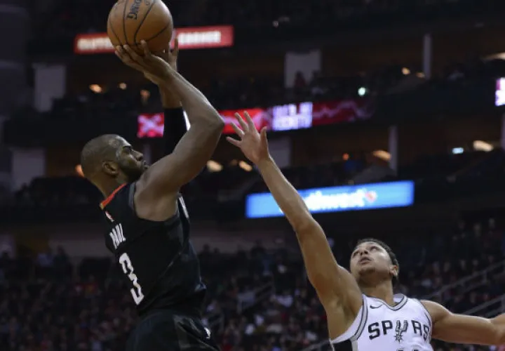 Chris Paul  anota tres puntos, ante la marca de Bryn Forbes de los Spurs (11). Foto:AP