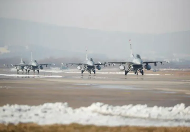 Cazas F-16 de las Fuerzas Aéreas de EEUU participan en las maniobras aéreas. Foto: EFE