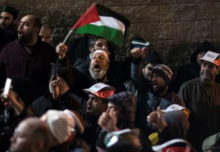 Manifestantes gritan consignas contra el presidente de los EE.UU., Donald Trump, durante una protesta donde sostienen banderas palestinas. Foto: EFE 