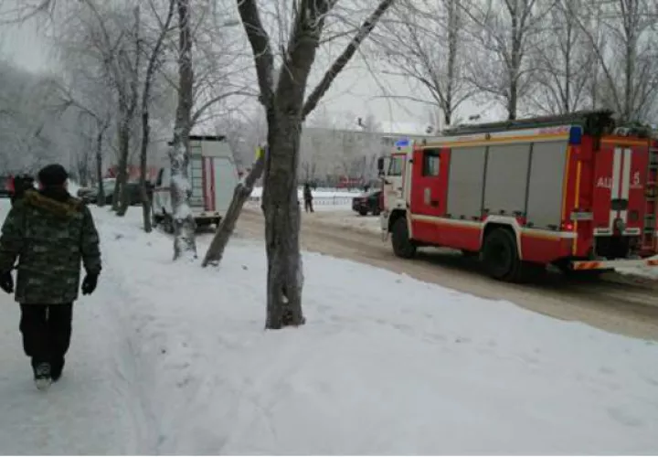 Equipos de emergencia y bomberos inspeccionan los alrededores del colegio. Foto: EFE