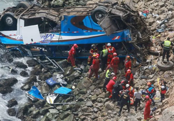 Un grupo de bomberos y policías durante las labores de rescate de un autobús siniestrado . /Foto EFE