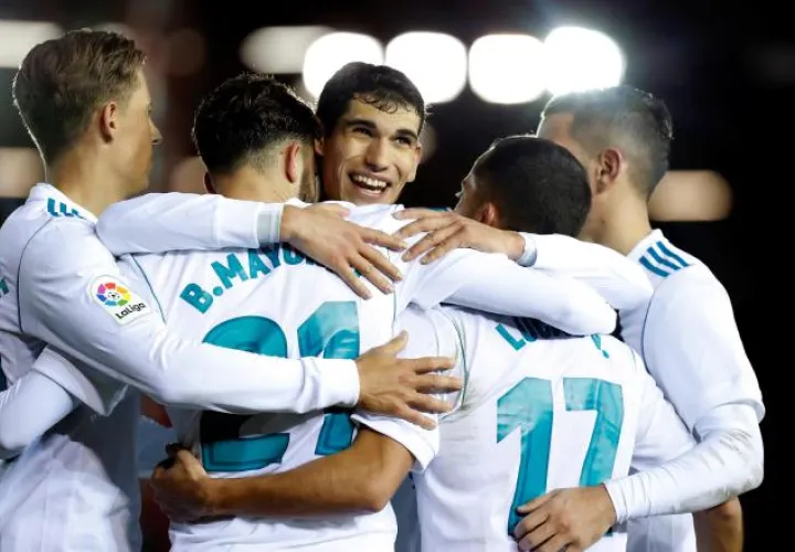 Los jugadores del Real Madrid celebran el tercer gol del equipo frente al Numancia. /Foto EFE