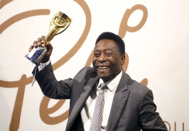 El astro brasileño Pelé se convirtió en el primer jugador en conquistar en tres ocasiones la Copa del Mundo (1958, 1962 y 1970). /Foto AP