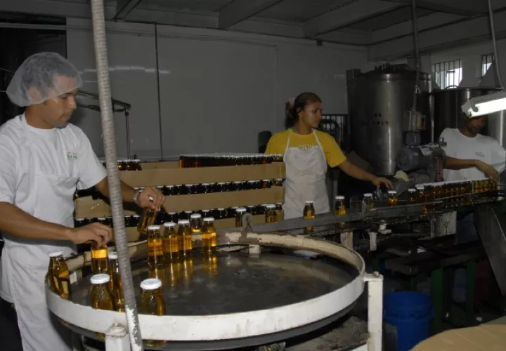 Gremios empresariales temen  que se desincentive la contratación de mano de obra, ante los gastos que tendrán que enfrentar para cumplir con el ajuste salarial. /Foto Archivo
