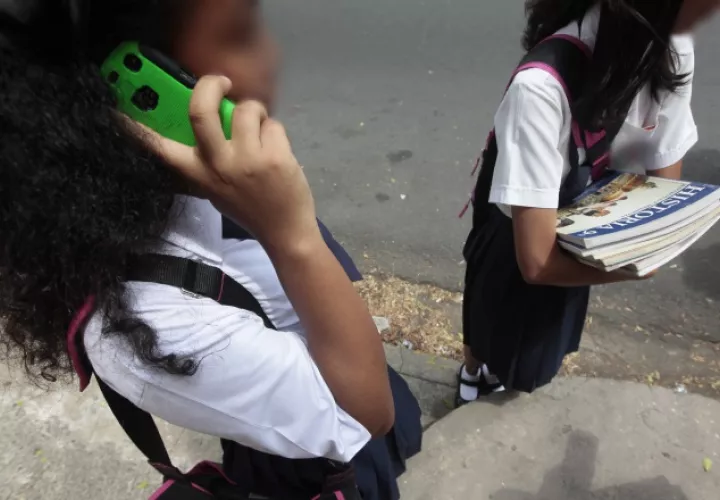 Para algunos, el celular se ha convertido en un elemento que aparta la atención de los estudiantes sobre sus estudios. Ilustrativa