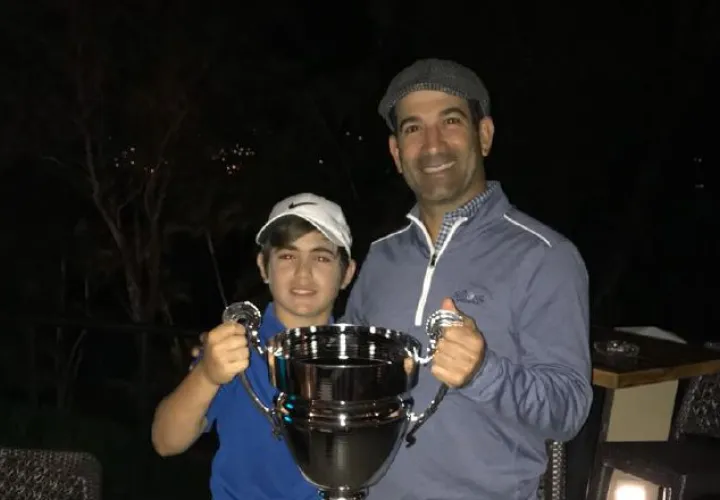 Samuel junto a Ernesto Durán, su "caddie" durante el Campeonato Centroamericano de Golf, que tuvo como sede El Salvador. /Foto Cortesía