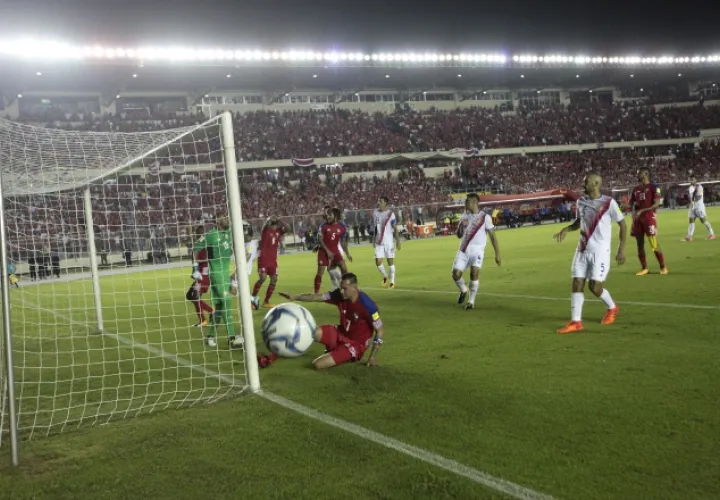 Blas Pérez protagonizó uno de los tantos más polémicos en la eliminatoria, al anotar un gol que no cruzó la línea. /Foto Anayansi Gamez