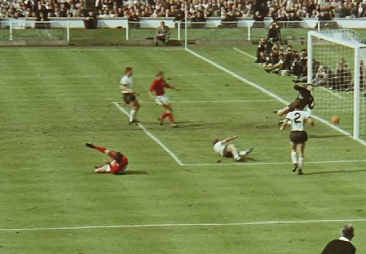 El disparo de Geoff Hurst (inferior izq.) sigue siendo uno de los misterios más grandes de los mundiales de fútbol. /Foto Tomada de internet
