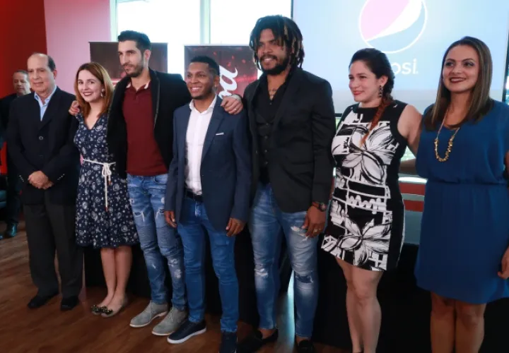 Román Torres (dcha.), durante una firma de   contrato de imagen con la Cervecería Nacional, con la Cerveza Balboa. /Foto Alcides Rodríguez