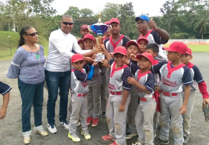 Equipo de Vacamonte recibe su trofeo. Cortesía