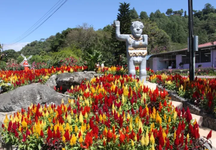 La Feria de las Flores y del Café llama la atención por sus jardines con coloridas flores. /Foto Archivo
