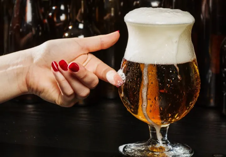 Un consejo para evitar la resaca al día siguiente es tomar abundante agua cuando se consume alcohol. /Foto Archivo